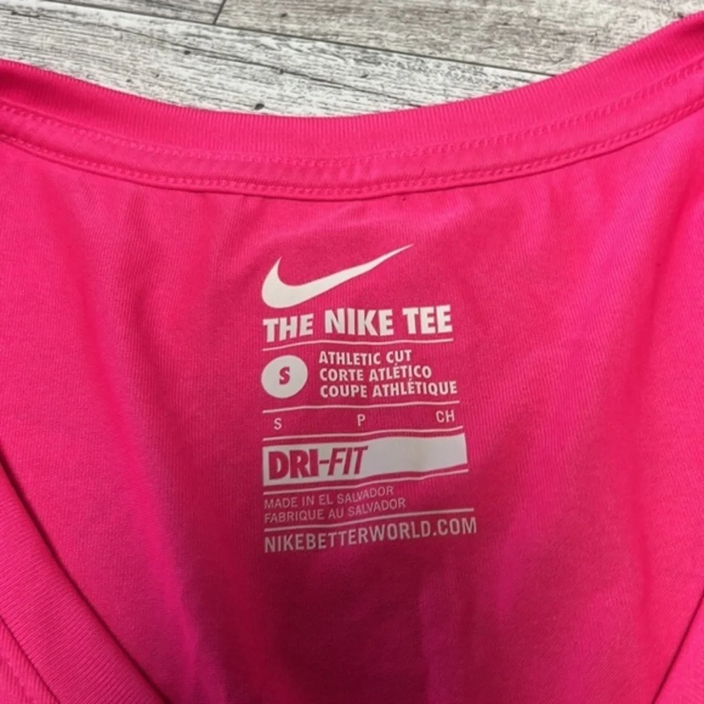 Woman's‎ Nike T-shirt